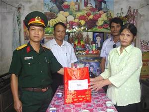 Bộ Chỉ huy quân sự tỉnh thăm tặng quà các gia đình chính sách nhân Kỷ niệm 68 năm Ngày Thương binh, liệt sỹ 27/7