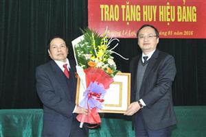 Bí thư Tỉnh ủy Đỗ Tiến Sỹ trao tặng Huy hiệu Đảng tại phường Lê Lợi