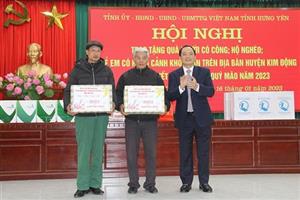 Đồng chí Chủ tịch UBND tỉnh thăm, tặng quà người có công, hộ nghèo, trẻ em có hoàn cảnh khó khăn tại huyện Kim Động