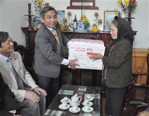 Chủ tịch UBND tỉnh Doãn Thế Cường tặng quà, chúc tết các gia đình chính sách, người có công tại huyện Tiên Lữ