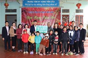 Phó Chủ tịch Thường trực UBND tỉnh Nguyễn Lê Huy thăm, tặng quà Trung tâm Hy vọng Tiên Cầu