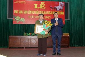 Trao Huy hiệu Đảng đợt 3/2 tặng các đảng viên tại xã Trung Nghĩa