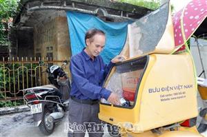 Người gần 20 năm gắn bó với nghề bưu tá