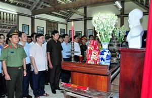 Dâng hương, dâng hoa tưởng nhớ Chủ tịch Hồ Chí Minh, Tổng Bí thư Nguyễn Văn Linh và tưởng niệm các anh hùng liệt sỹ