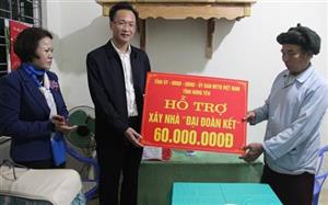 Bí thư Tỉnh ủy Nguyễn Hữu Nghĩa trao tiền hỗ trợ xây nhà Đại đoàn kết tại huyện Tiên Lữ