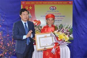 Đồng chí Phó Bí thư Thường trực Tỉnh ủy, Chủ tịch HĐND tỉnh Trần Quốc Toản trao Huy hiệu Đảng đợt 3/2 tặng các đảng viên