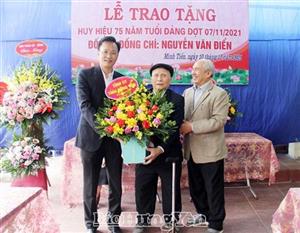 Đồng chí Bí thư Tỉnh ủy Nguyễn Hữu Nghĩa trao tặng Huy hiệu 75 năm tuổi Đảng tại huyện Phù Cừ