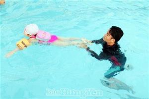 Sôi động dịch vụ dạy bơi dịp hè