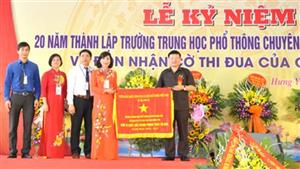 Trường THPT Chuyên Hưng Yên đón nhận Cờ thi đua của Chính phủ