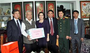 Lãnh đạo tỉnh Hưng Yên thăm, tặng quà Anh hùng Hoàng Đăng Vinh