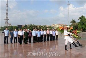 Dâng hương, dâng hoa nhân kỷ niệm 105 năm ngày sinh Tổng Bí thư Nguyễn Văn Linh