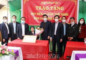 Đồng chí Phó Bí thư Thường trực Tỉnh ủy, Chủ tịch HĐND tỉnh Trần Quốc Toản trao Huy hiệu Đảng tại Văn Lâm