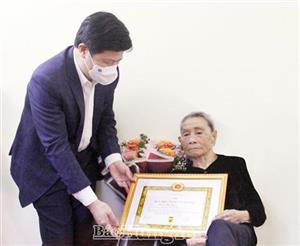 Đồng chí Phó Bí thư Thường trực Tỉnh ủy Trần Quốc Toản trao Huy hiệu 75 năm tuổi Đảng tặng đảng viên Phạm Thị Têm