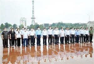 Đoàn công tác của Ban Nội chính Trung ương dâng hoa tại Tượng đài Tổng Bí thư Nguyễn Văn Linh