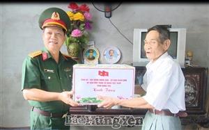 Thăm, tặng quà gia đình chính sách, người có công tại huyện Ân Thi