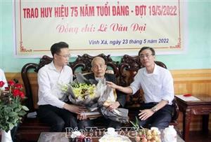 Đồng chí Bí thư Tỉnh ủy Nguyễn Hữu Nghĩa trao Huy hiệu 75 năm tuổi Đảng tặng đảng viên tại huyện Kim Động