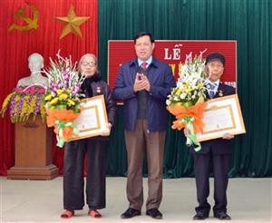 Phó Bí thư Thường trực Tỉnh ủy Đỗ Xuân Tuyên trao tặng Huy hiệu 70 năm tuổi Đảng tại xã Nhật Tân