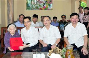 Phó Thủ tướng Chính phủ Vũ Đức Đam thăm, tặng quà người có công với cách mạng tại Hưng Yên