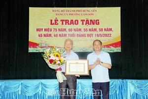 Đồng chí Trần Quốc Văn, Phó Bí thư Tỉnh uỷ, Chủ tịch UBND tỉnh trao Huy hiệu Đảng tặng các đảng viên tại thành phố Hưng Yên