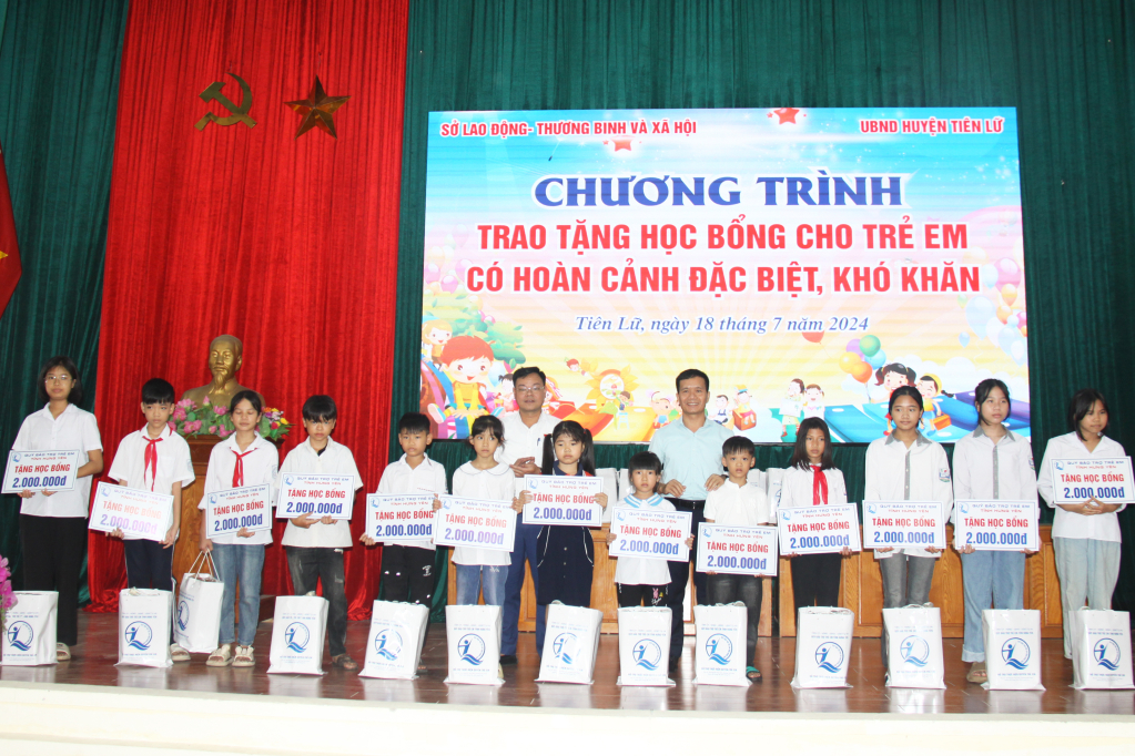 Trao học bổng cho trẻ em có hoàn cảnh đặc biệt, khó khăn