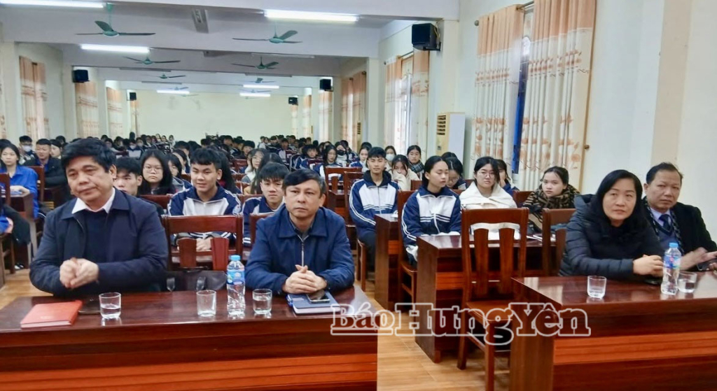 Bồi dưỡng nhận thức về Đảng cho học sinh THPT