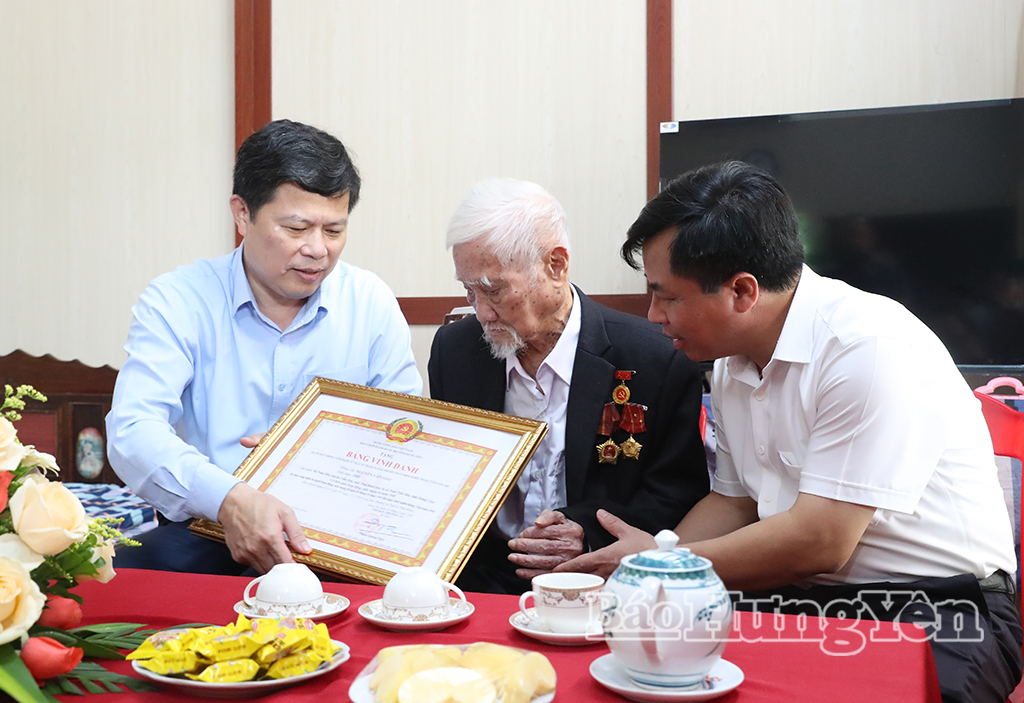 Đồng chí Trần Quốc Toản, Phó Bí thư Thường trực Tỉnh ủy, Chủ tịch Ủy ban MTTQ Việt Nam tỉnh trao Bằng vinh danh người hoạt động cách mạng trước khởi nghĩa Tháng Tám