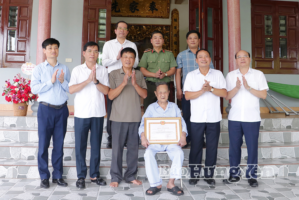 Đồng chí Trần Quốc Văn, Phó Bí thư Tỉnh ủy, Chủ tịch HĐND tỉnh trao Huy hiệu Đảng tặng các đảng viên