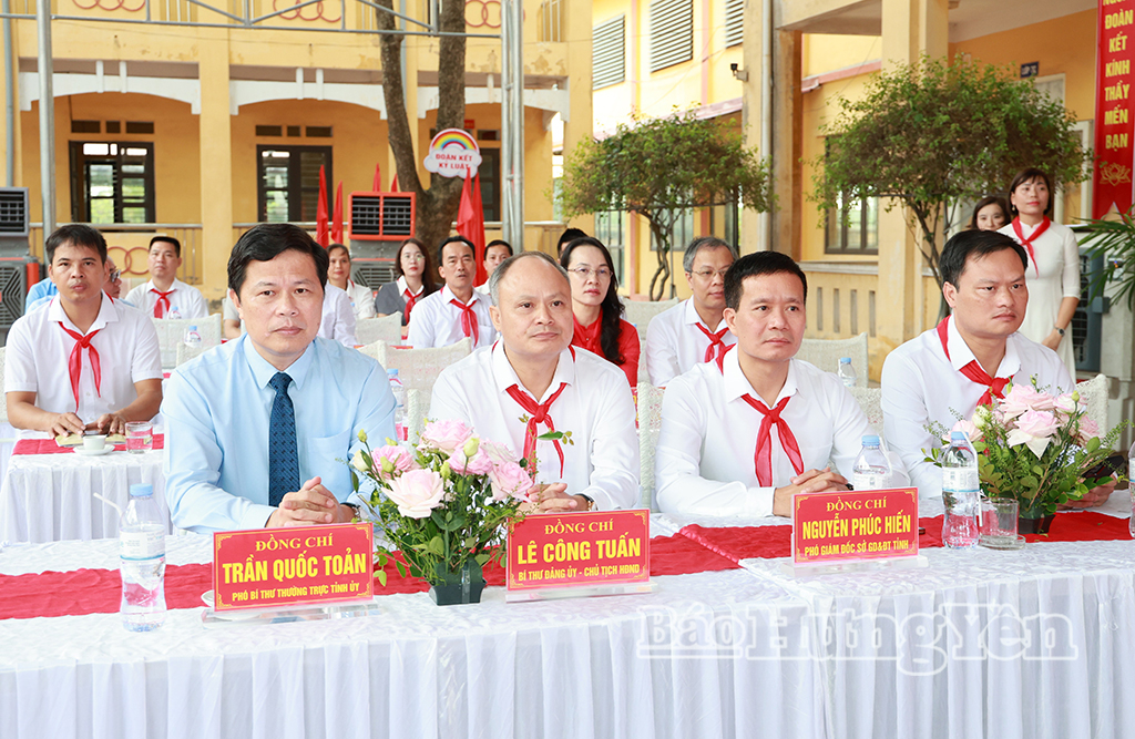 Đồng chí Trần Quốc Toản, Phó Bí thư Thường trực Tỉnh ủy, Chủ tịch Ủy ban MTTQ Việt Nam tỉnh dự lễ khai giảng tại Trường THCS Xuân Trúc