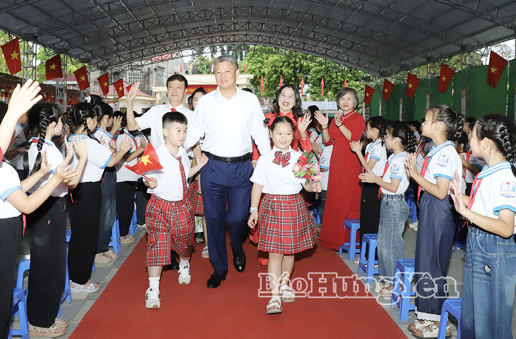 Đồng chí Nguyễn Mạnh Quyền, Phó Bí thư Tỉnh ủy, Chủ tịch UBND tỉnh dự lễ khai giảng tại Trường Tiểu học Lương Bằng