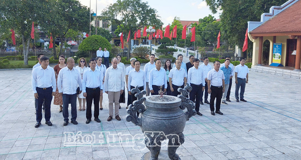 Đoàn đại biểu Đại sứ quán Cuba tại Việt Nam dâng hương tại Khu lưu niệm Tổng Bí thư Nguyễn Văn Linh và Nhà tưởng niệm Trung tướng Nguyễn Bình