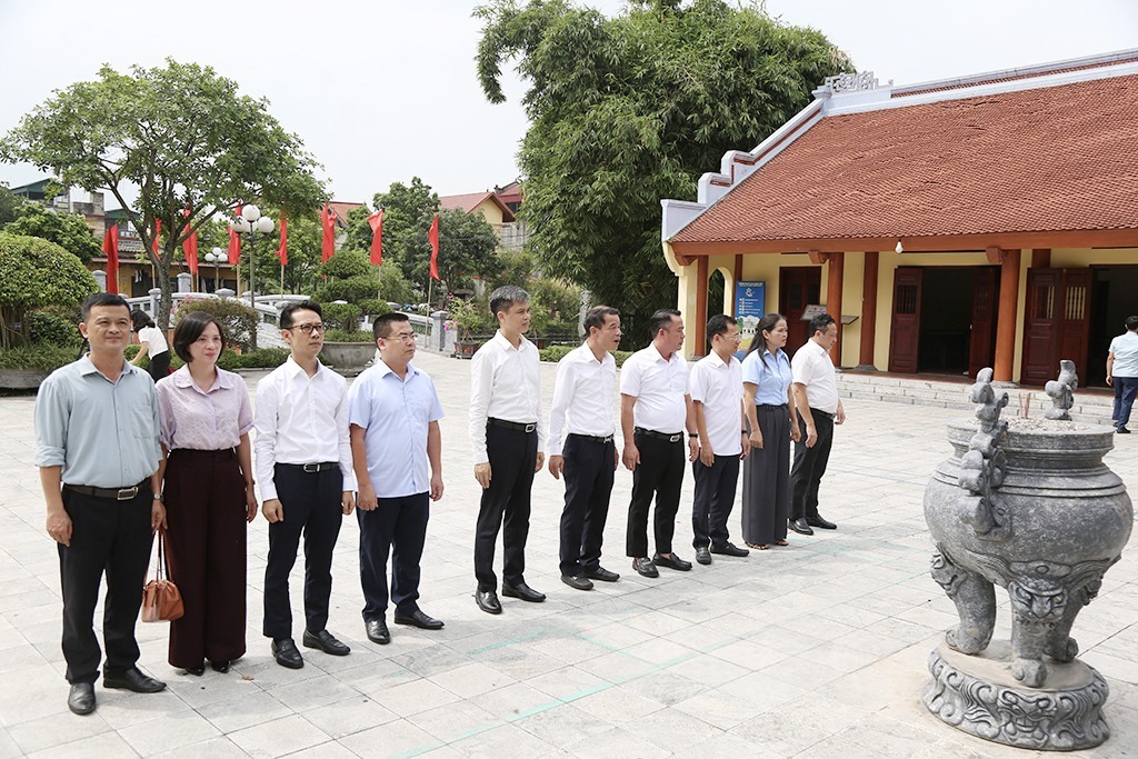 Đoàn công tác của Ban Tuyên giáo và Dân vận Trung ương dâng hương tưởng niệm Tổng Bí thư Nguyễn Văn Linh và Trung tướng Nguyễn Bình