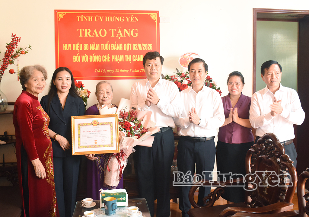 Đồng chí Trần Quốc Toản, Phó Bí thư Thường trực Tỉnh ủy, Chủ tịch Ủy ban MTTQ Việt Nam tỉnh trao Huy hiệu 80 năm tuổi Đảng tặng các đảng viên