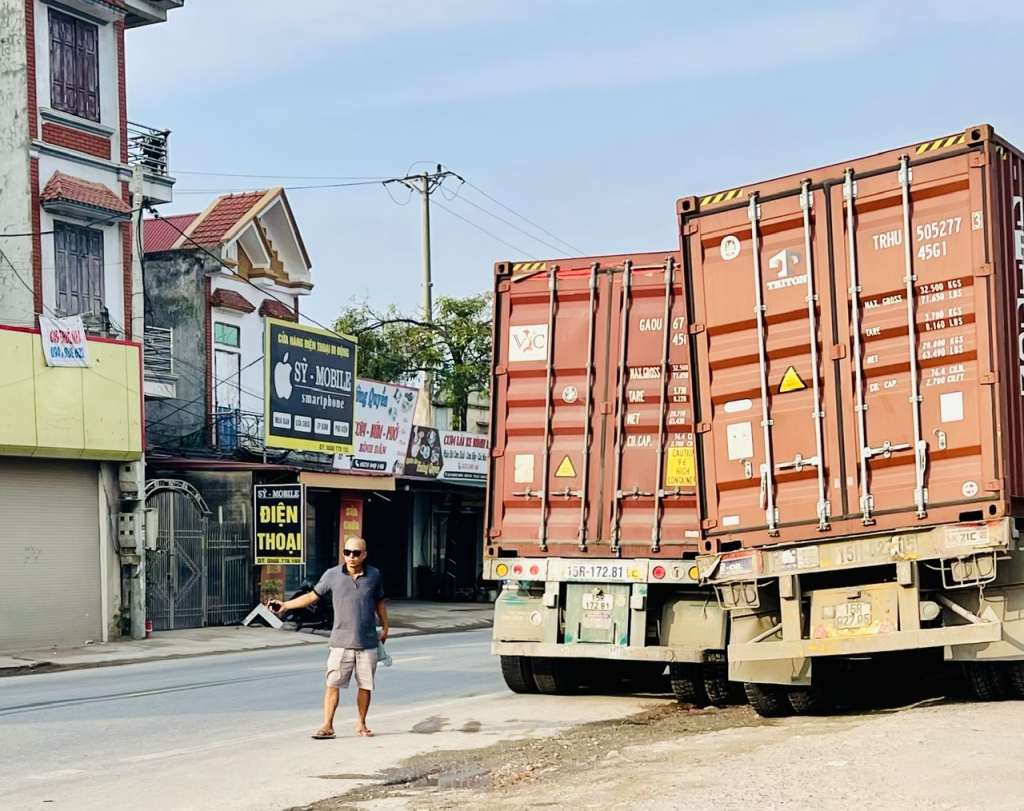 Ẩn hoạ tai nạn giao thông từ tình trạng sử dụng đèn pin chiếu sáng thu hút khách