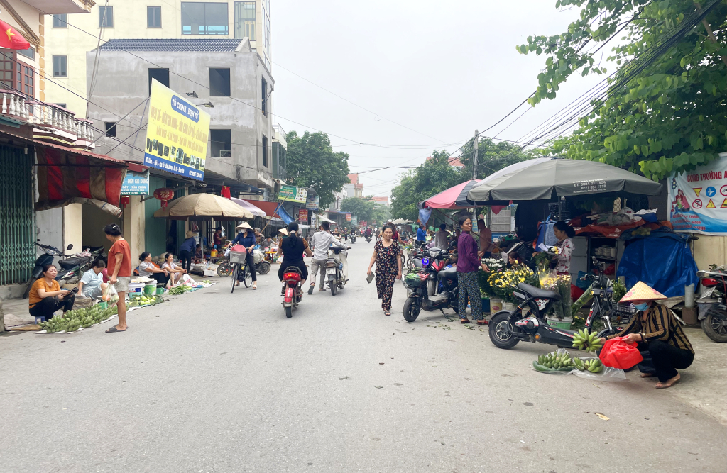 Họp chợ cóc lấn chiếm lòng đường, gây mất an toàn giao thông