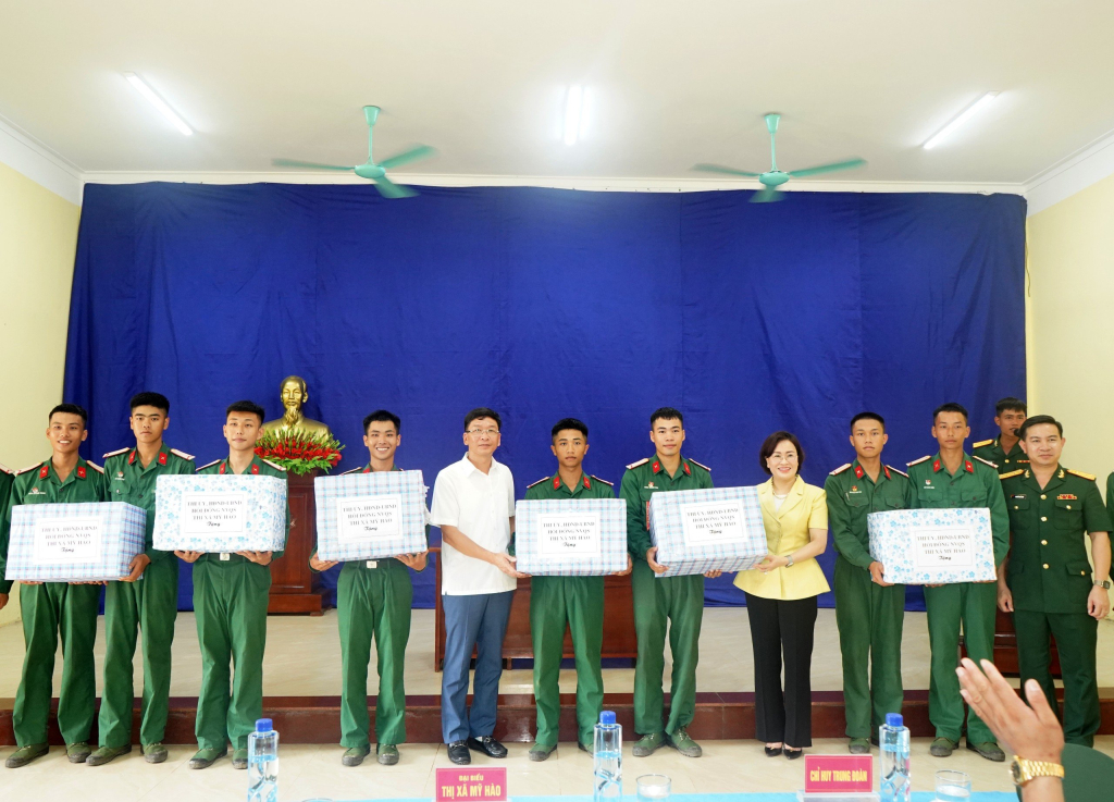 Lãnh đạo thị xã Mỹ Hào thăm, động viên chiến sĩ mới