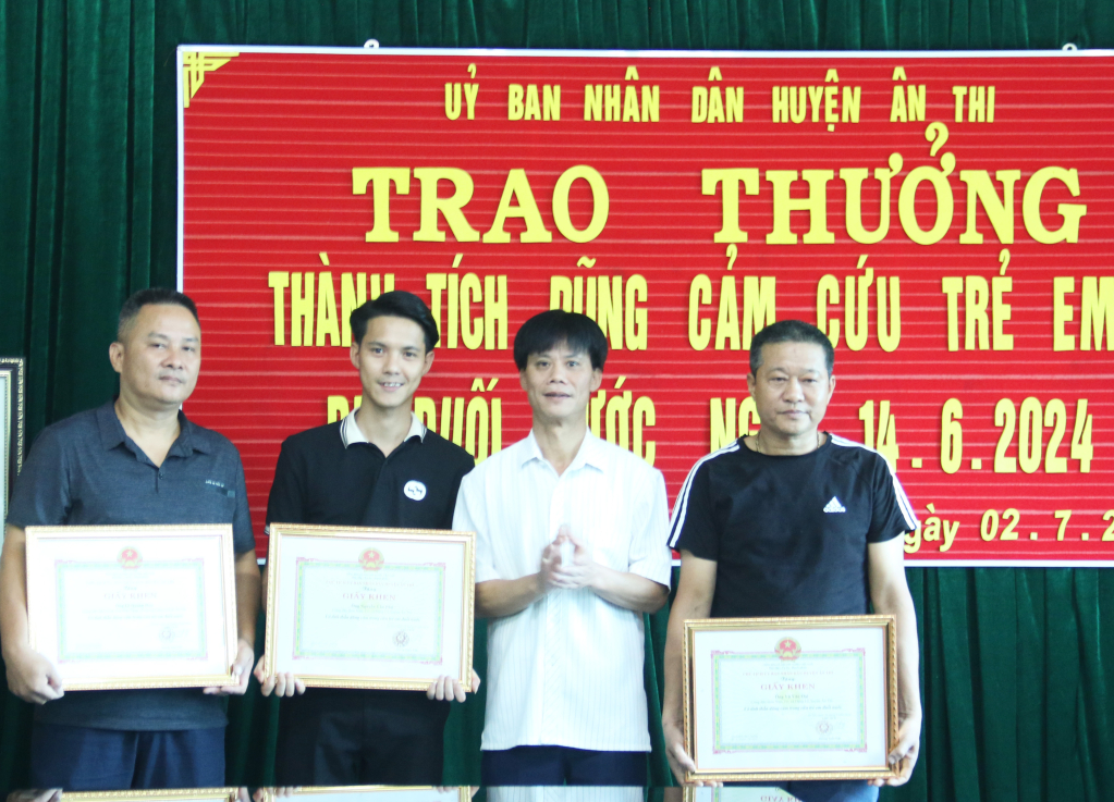 Khen thưởng 3 công dân ở huyện Ân Thi cứu người đuối nước