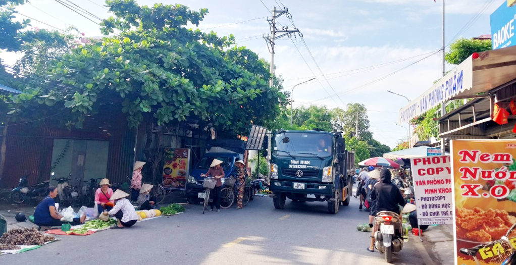 Người dân buôn bán ngoài đường gây cản trở giao thông