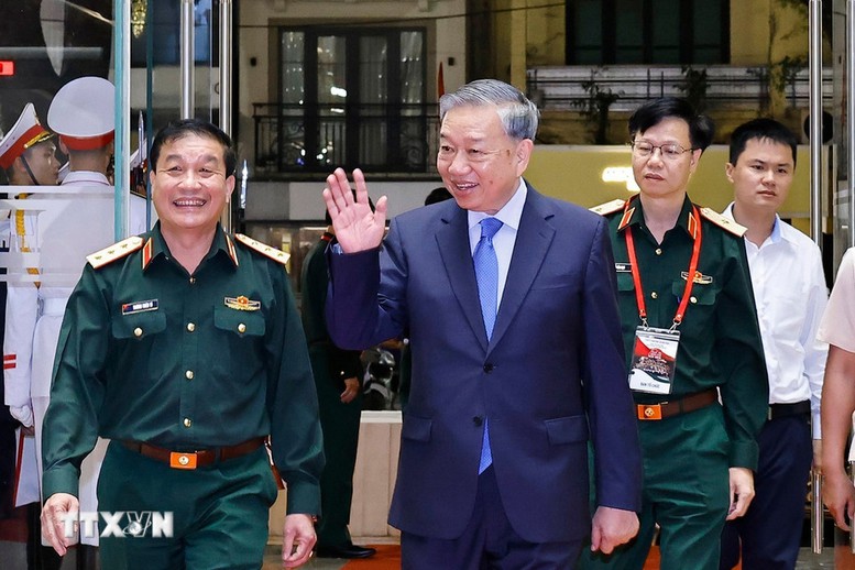 Tổng Bí thư và Chủ tịch Quốc hội dự chương trình nghệ thuật 
