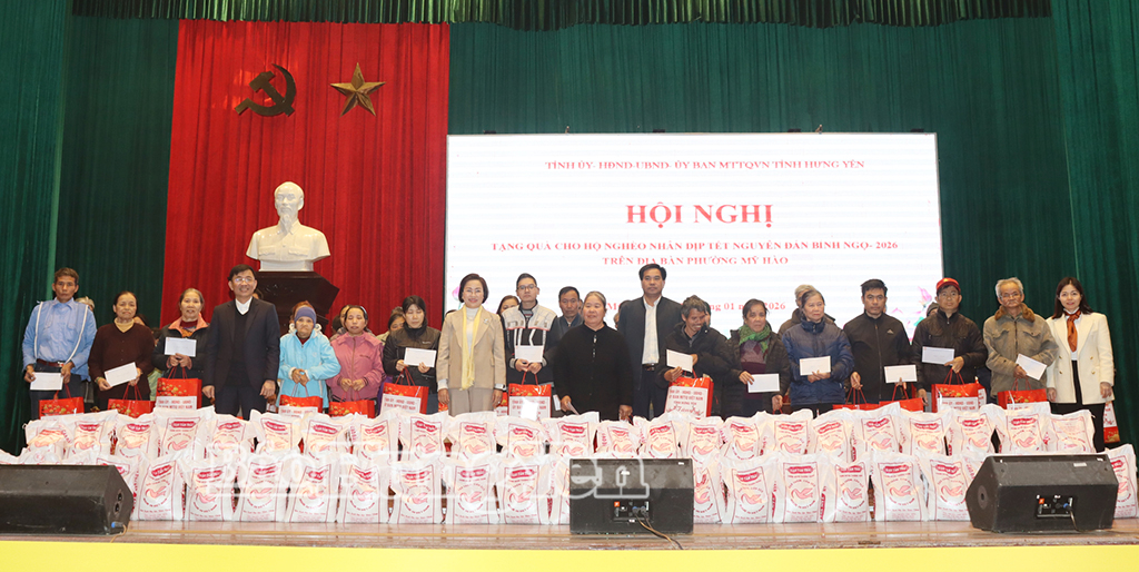 Phường Mỹ Hào và phường Thượng Hồng tặng quà Tết cho người nghèo, người có hoàn cảnh khó khăn