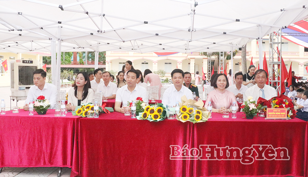 Đồng chí Phó Chủ tịch UBND tỉnh Nguyễn Hùng Nam dự lễ khai giảng tại Trường Tiểu học Phố Hiến