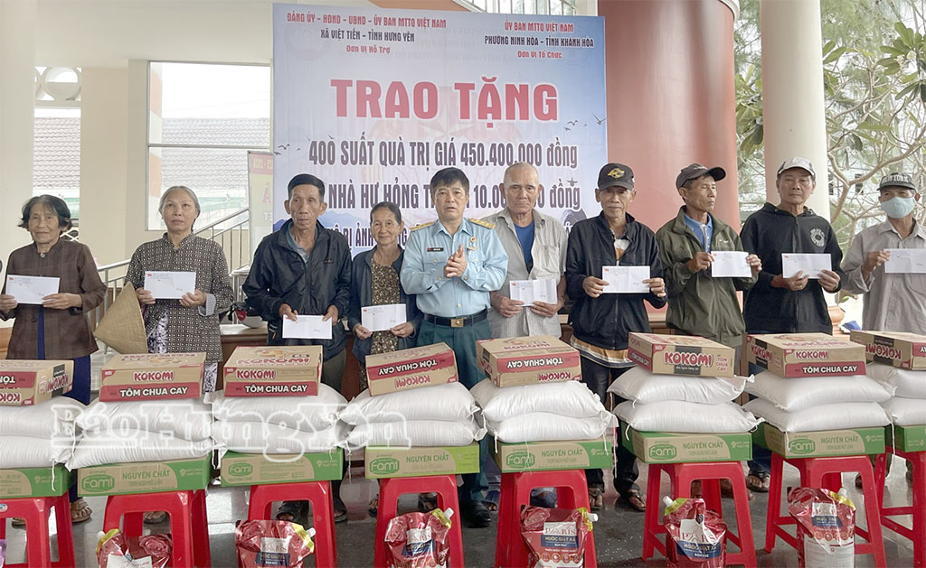 Trao quà hỗ trợ đồng bào bị ảnh hưởng bởi bão, lũ