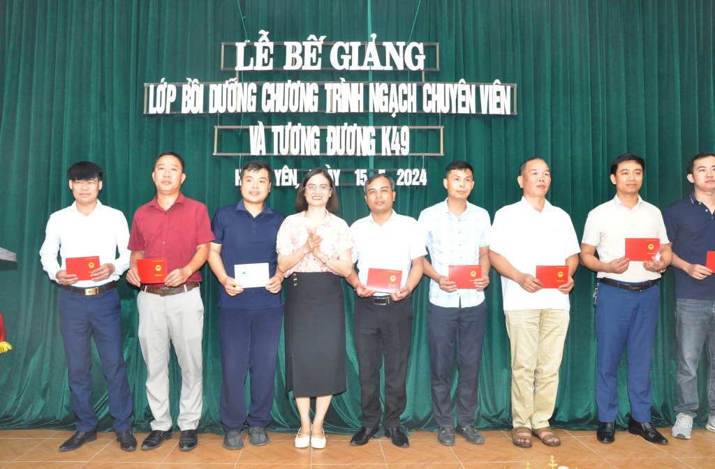 Trường Chính trị Nguyễn Văn Linh: Bế giảng lớp bồi dưỡng chương trình ngạch chuyên viên và tương đương K49