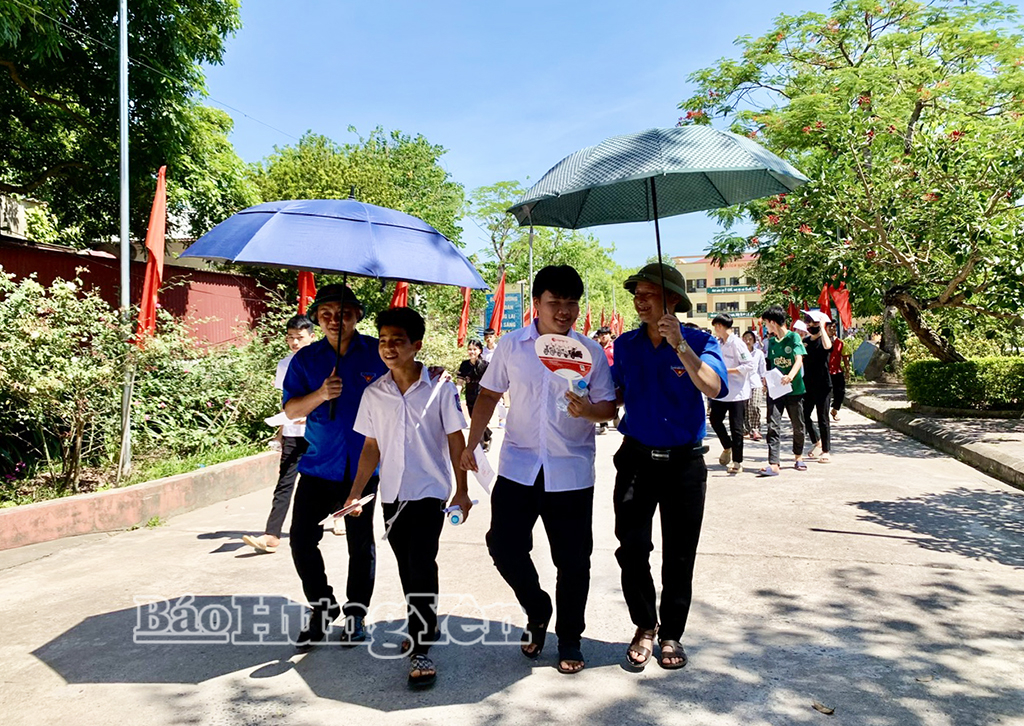 Màu áo xanh tiếp sức thí sinh