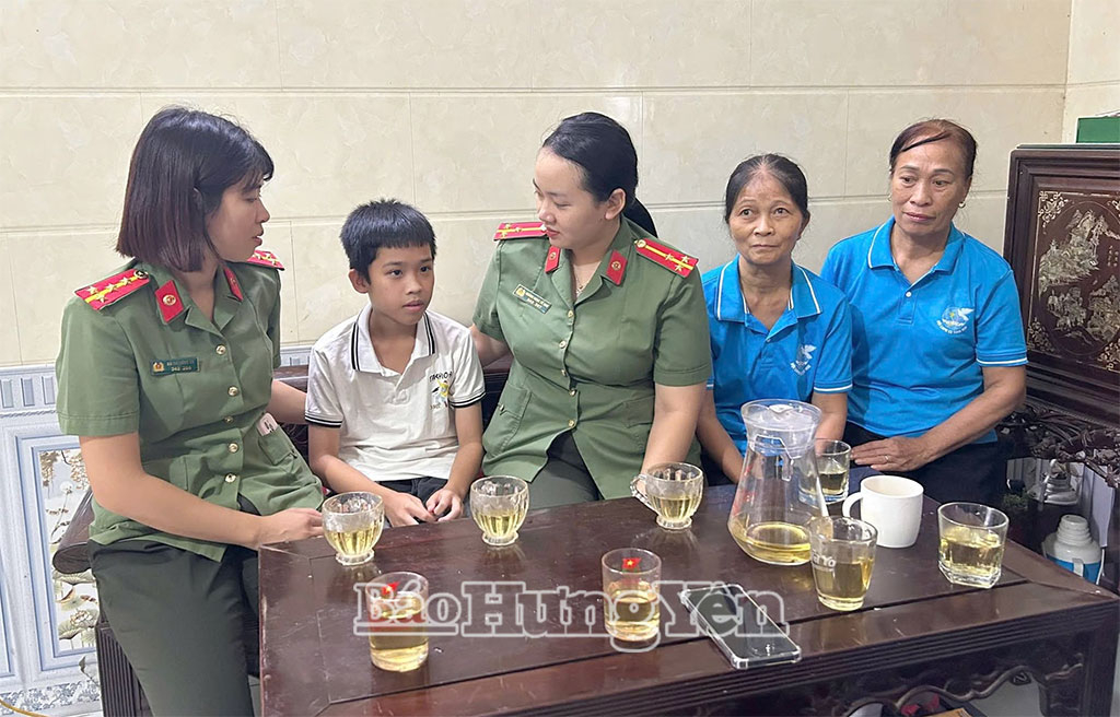 Hỗ trợ học sinh có hoàn cảnh khó khăn đến trường