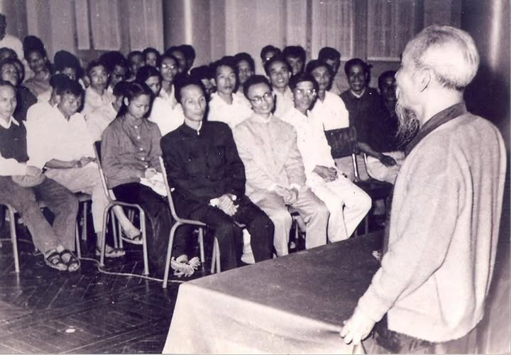 Bài 2: Vận dụng tư tưởng “Phải khéo dùng cán bộ” trong công tác cán bộ cán bộ ở nước ta hiện nay