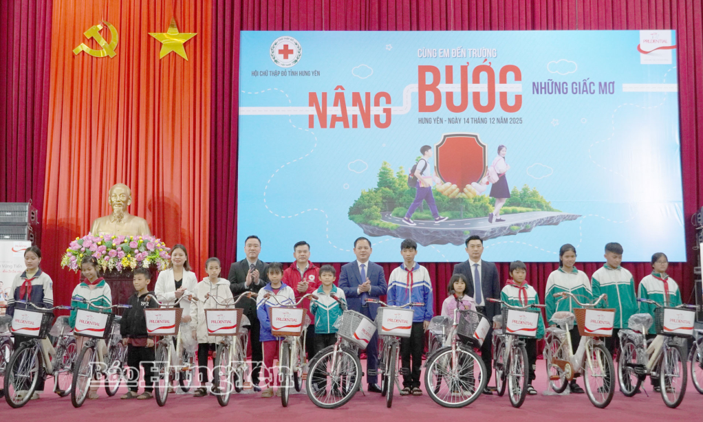 32 học sinh có hoàn cảnh khó khăn được trao tặng xe đạp đến trường