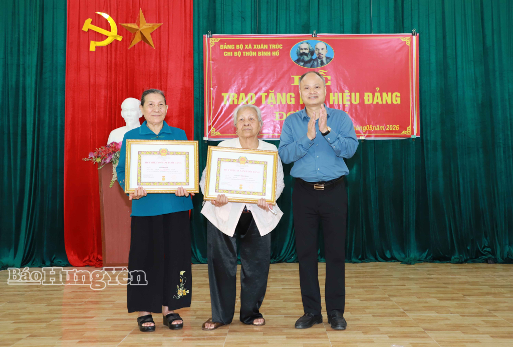 33 đảng viên xã Xuân Trúc được tặng Huy hiệu Đảng đợt 19/5