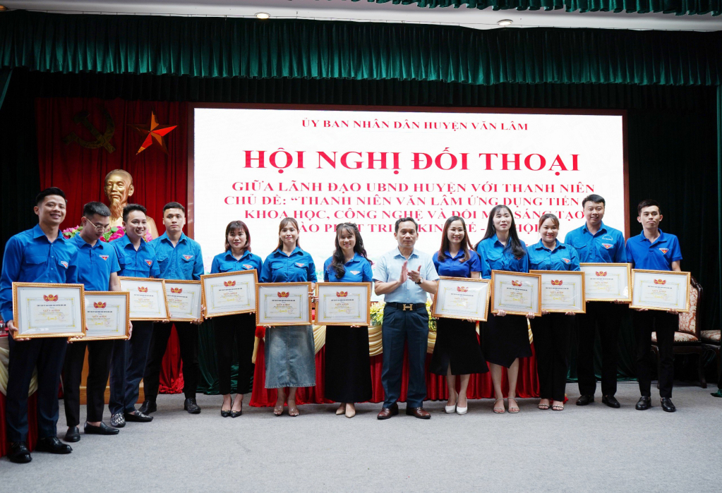 Hội nghị đối thoại giữa lãnh đạo UBND huyện Văn Lâm với thanh niên năm 2024