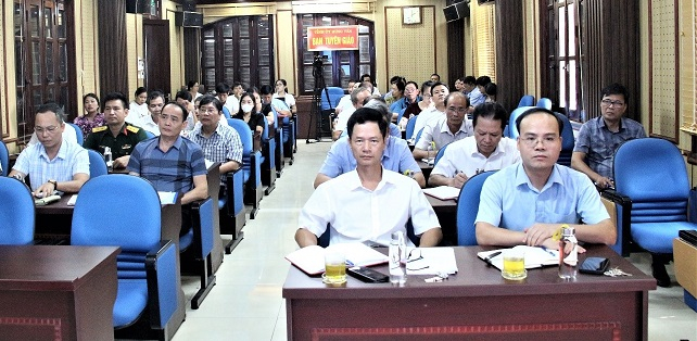 Hội nghị báo cáo viên tháng 8