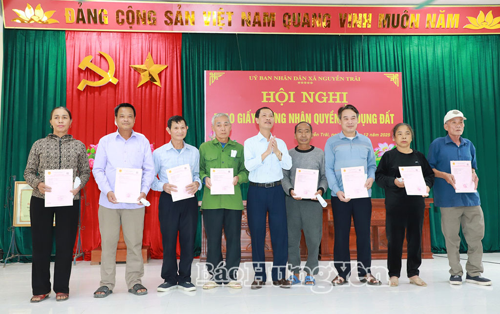 Xã Nguyễn Trãi: Tổ chức trao 126 giấy chứng nhận quyền sử dụng đất